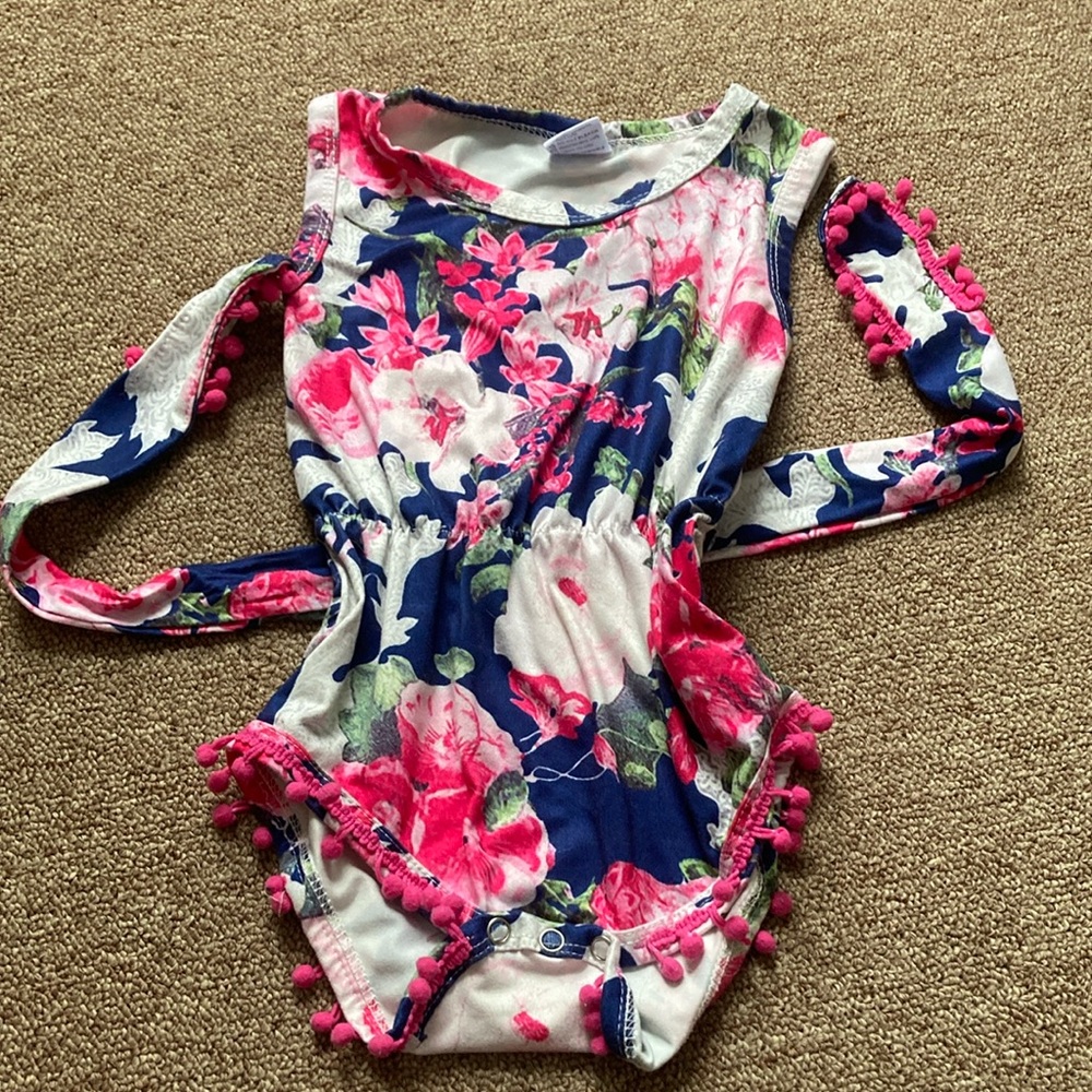 ❤️Floral Baby onesie with Pink Accents - Picture 5 of 6